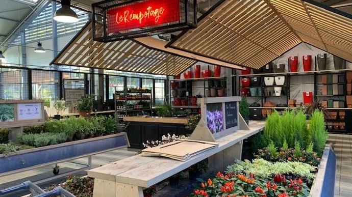 Adultes et enfants ont leur zone dédiée, notamment pour le rempotage sur place, avec du terreau et autres fournitures à disposition. ©Odile Maillard